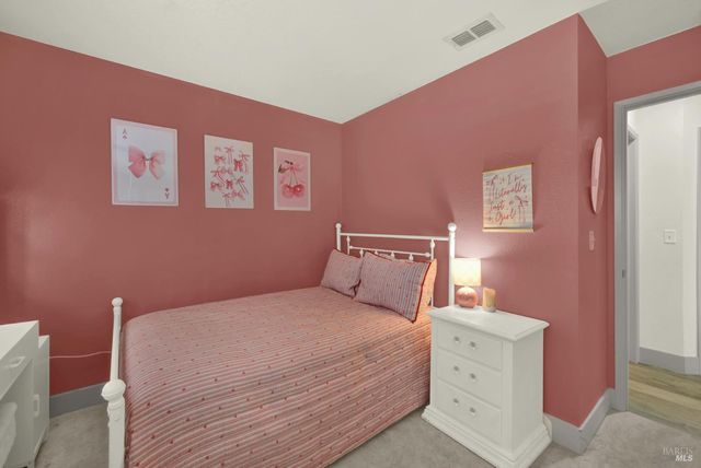 699 Shannon Dr, Vacaville, CA 95688