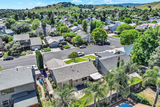 699 Shannon Dr, Vacaville, CA 95688