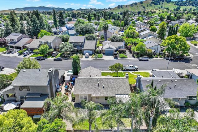 699 Shannon Dr, Vacaville, CA 95688