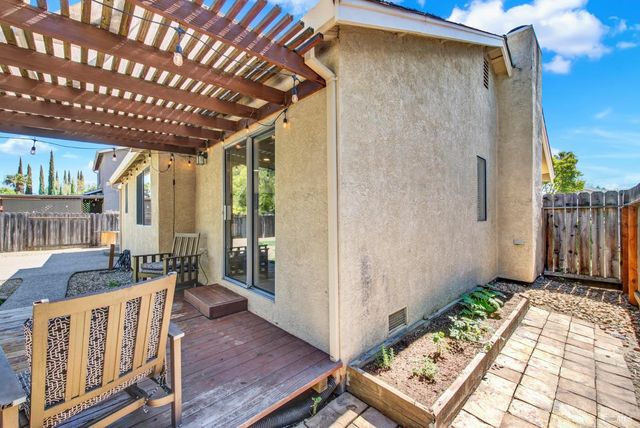 699 Shannon Dr, Vacaville, CA 95688