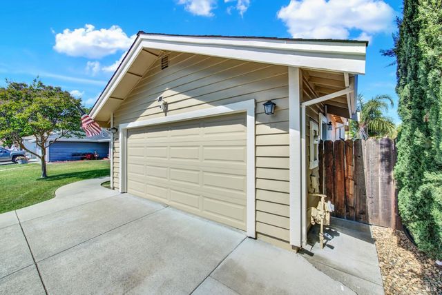 699 Shannon Dr, Vacaville, CA 95688