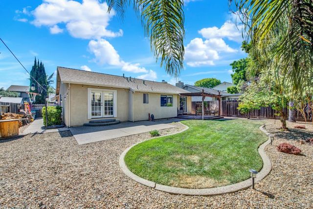 699 Shannon Dr, Vacaville, CA 95688