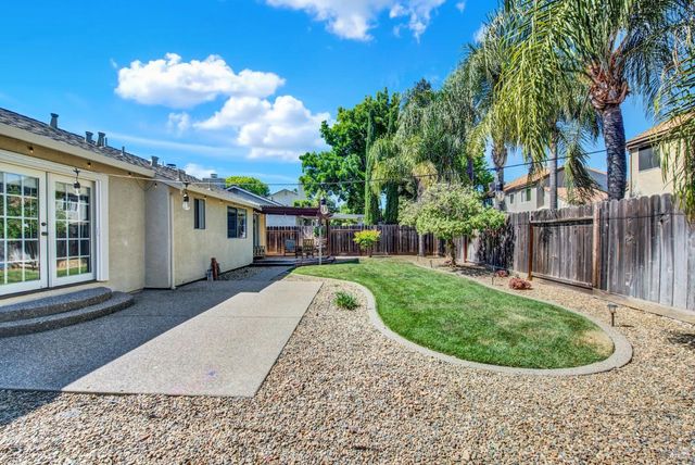 699 Shannon Dr, Vacaville, CA 95688