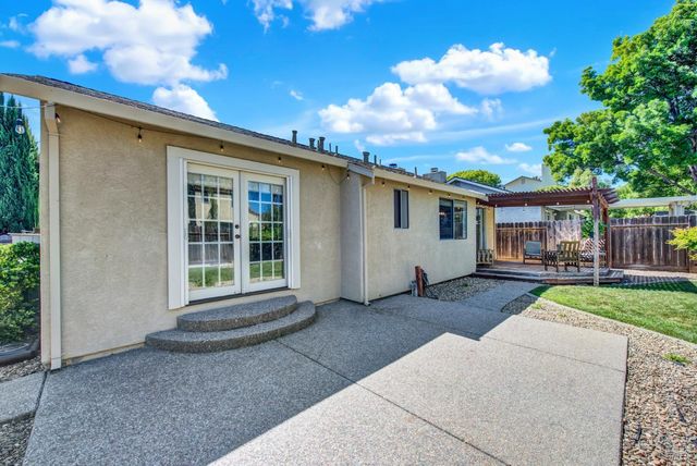 699 Shannon Dr, Vacaville, CA 95688