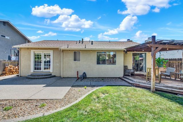 699 Shannon Dr, Vacaville, CA 95688