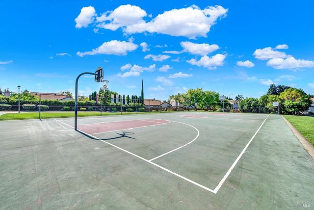 699 Shannon Dr, Vacaville, CA 95688