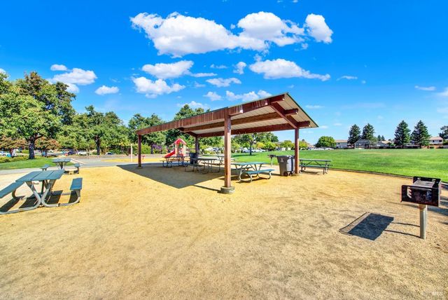 699 Shannon Dr, Vacaville, CA 95688