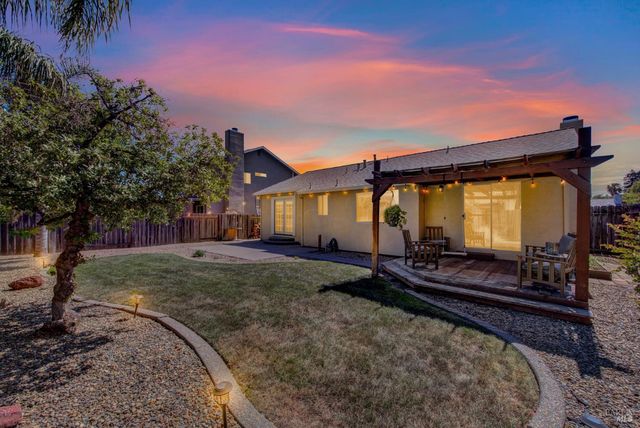 699 Shannon Dr, Vacaville, CA 95688