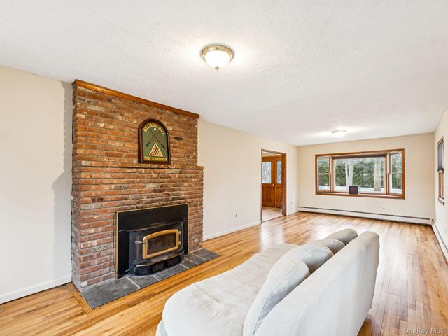 5 Linda Court, Oyster Bay, NY 11771