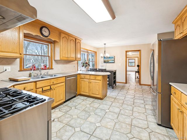 5 Linda Court, Oyster Bay, NY 11771