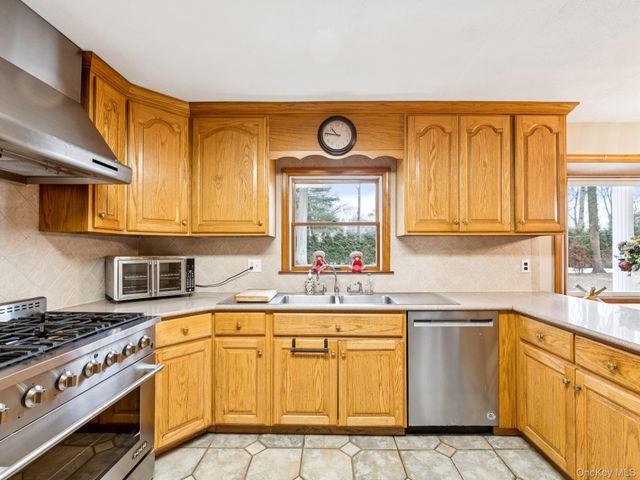 5 Linda Court, Oyster Bay, NY 11771