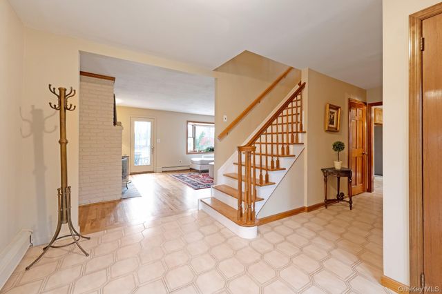 5 Linda Court, Oyster Bay, NY 11771