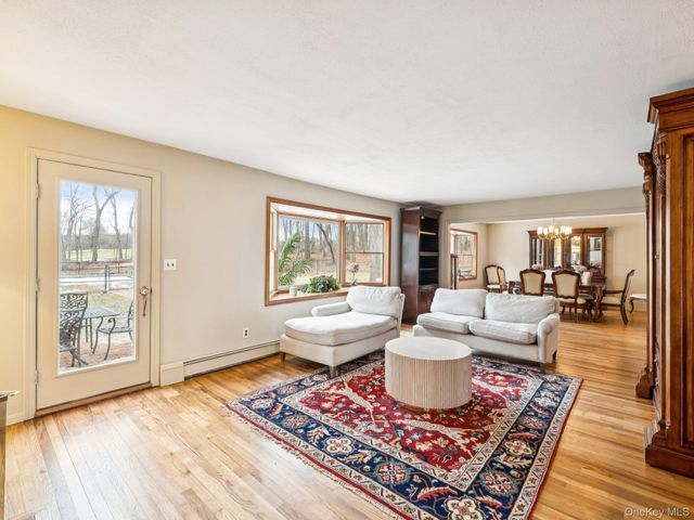 5 Linda Court, Oyster Bay, NY 11771