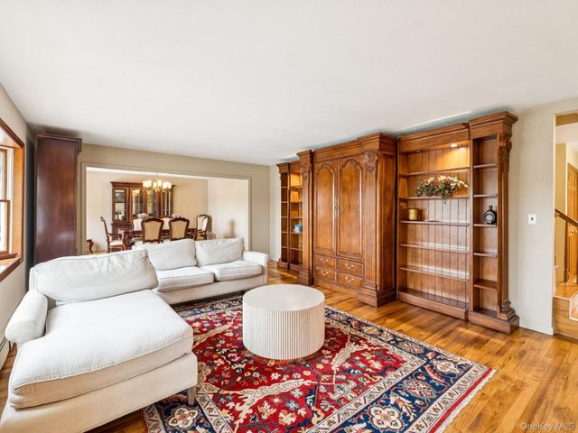 5 Linda Court, Oyster Bay, NY 11771