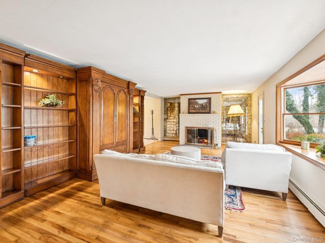 5 Linda Court, Oyster Bay, NY 11771