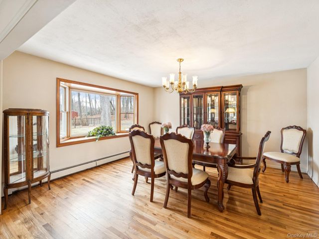 5 Linda Court, Oyster Bay, NY 11771