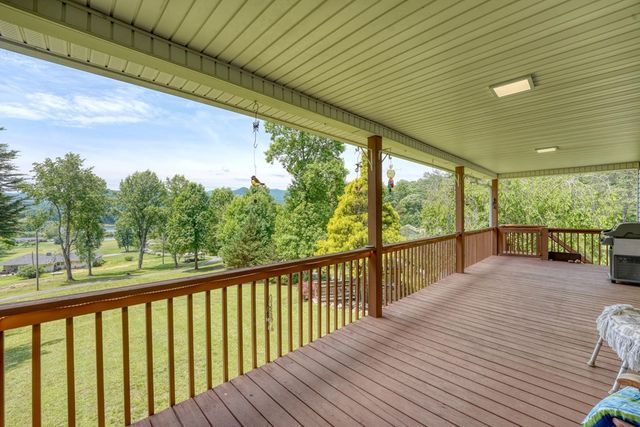 352 South Meadows Drive, Hiawassee, GA 30546