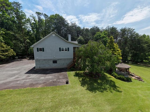 352 South Meadows Drive, Hiawassee, GA 30546