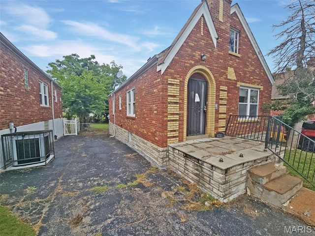 8729 Acacia Drive, Jennings, MO 63136
