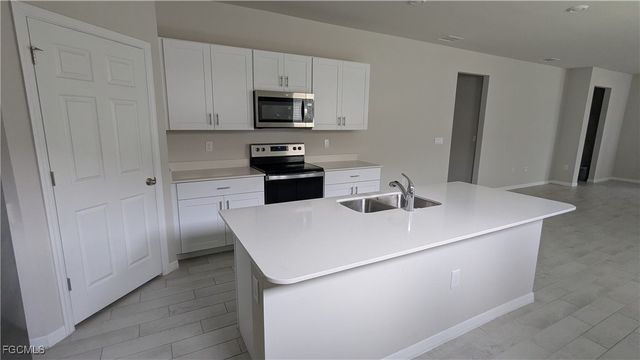 828 Friendship CIR, Labelle, FL 33935