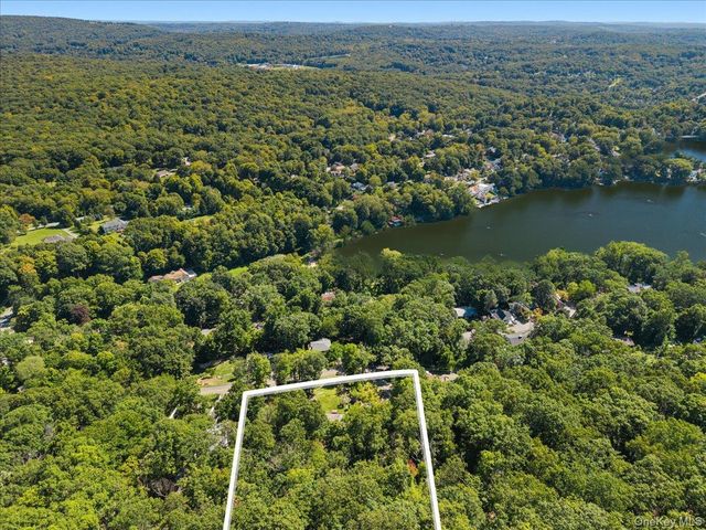 149 Tanglewylde Road, Lake Peekskill, NY 10537