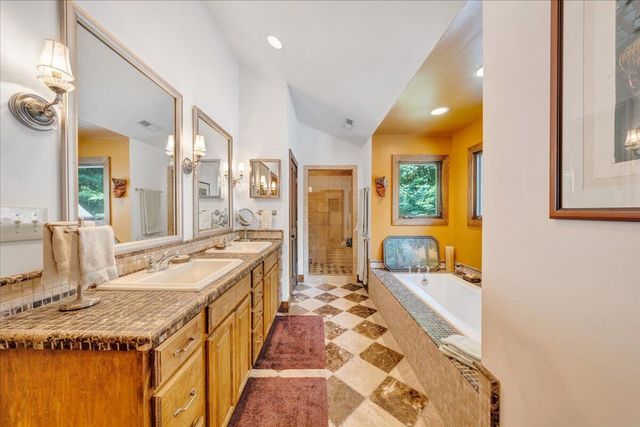 490 Lookout Ridge LN, Copper Hill, VA 24079