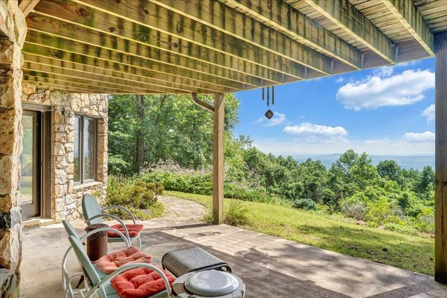 490 Lookout Ridge LN, Copper Hill, VA 24079