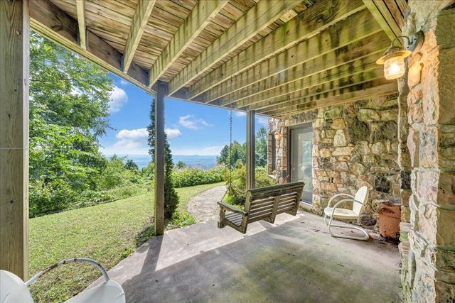 490 Lookout Ridge LN, Copper Hill, VA 24079