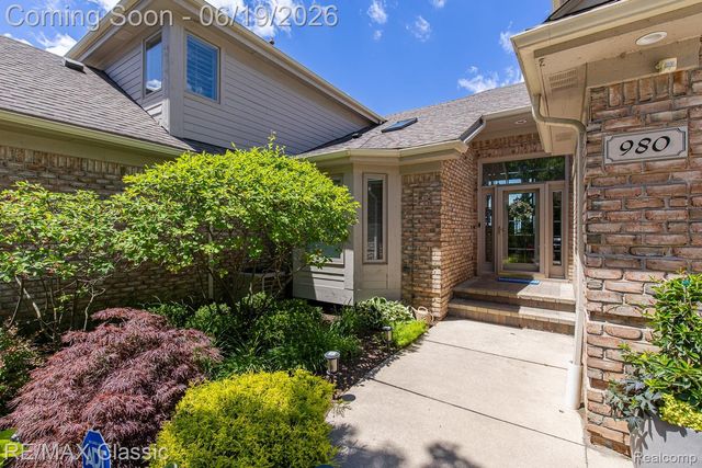 980 Sunset Drive, Waterford Charter Township, MI 48328