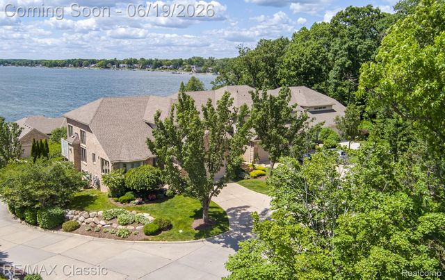 980 Sunset Drive, Waterford Charter Township, MI 48328