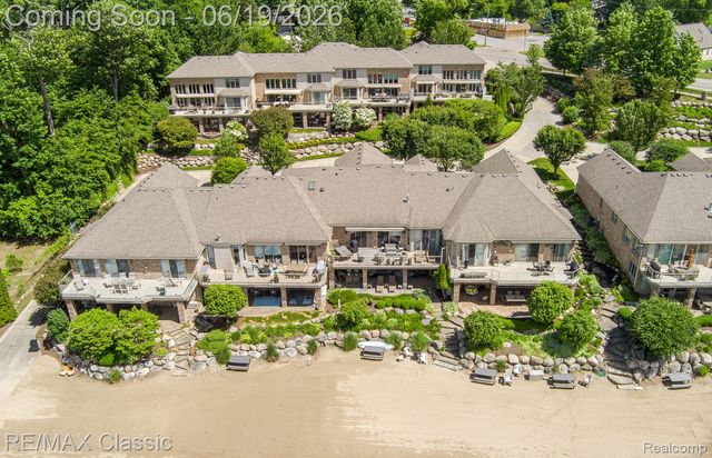 980 Sunset Drive, Waterford Charter Township, MI 48328