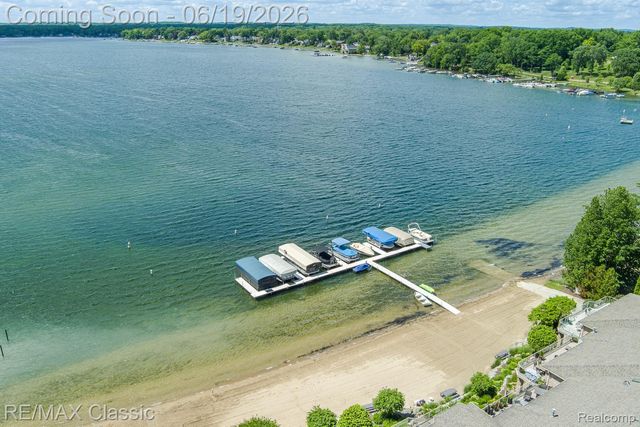 980 Sunset Drive, Waterford Charter Township, MI 48328