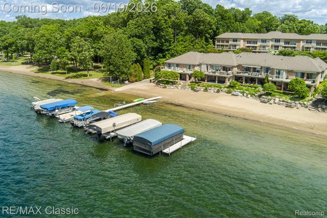 980 Sunset Drive, Waterford Charter Township, MI 48328