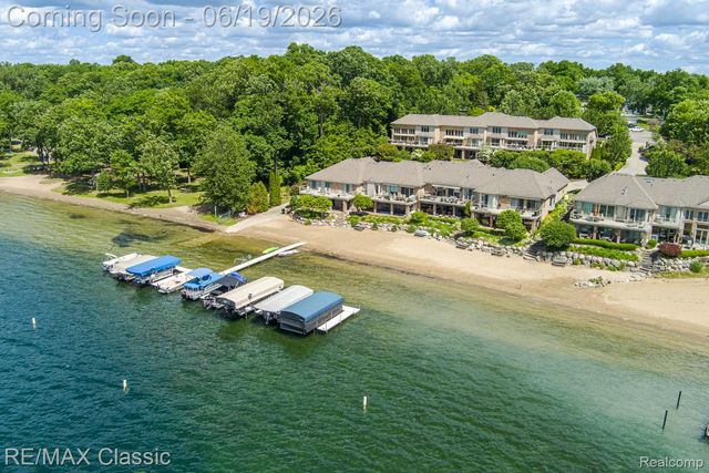 980 Sunset Drive, Waterford Charter Township, MI 48328