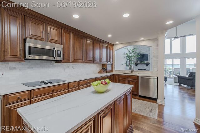 980 Sunset Drive, Waterford Charter Township, MI 48328