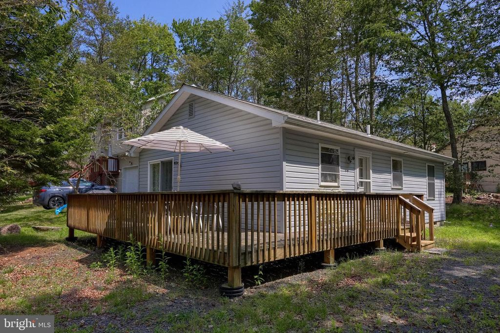 7942 SLEEPY HOLLOW DR, Tobyhanna, PA 18466