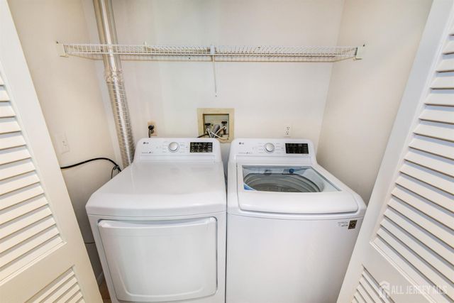 195 Hidden Hollow Court, Edison, NJ 08820