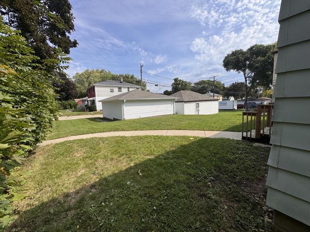 6634 W Carmen AVENUE, Milwaukee, WI 53218