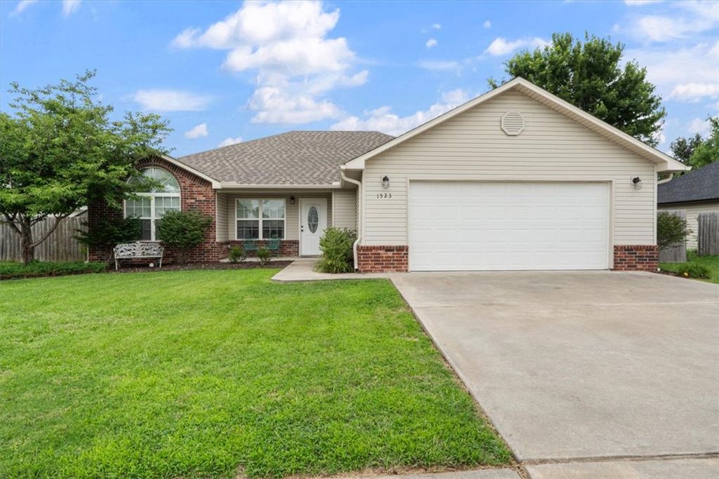 1523 William Court, Siloam Springs, AR 72761