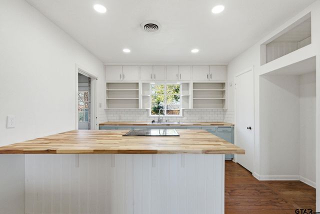 2200 Airline Drive, Tyler, TX 75701