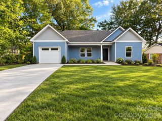 315 Huntsmoor Drive, Charlotte, NC 28217