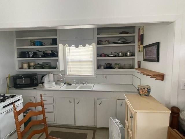 221 E Bayshore Drive, Palacios, TX 77465