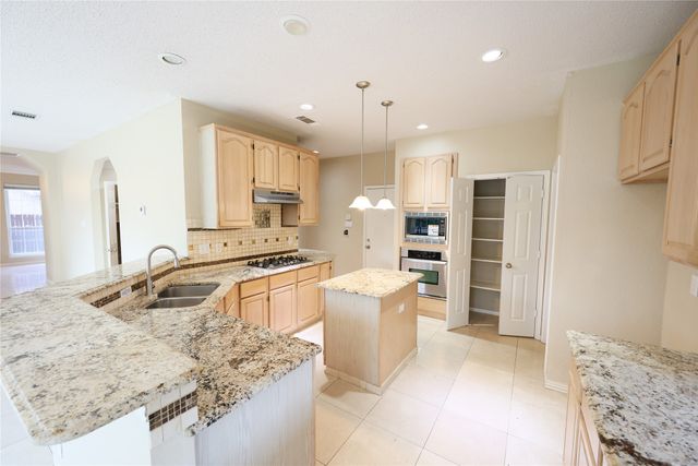1931 PALOMA Way, Arlington, TX 76006