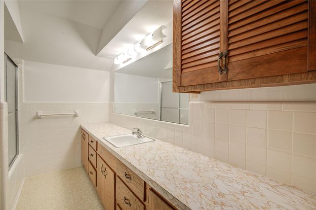 114 Post Oak Road, Lake Jackson, TX 77566