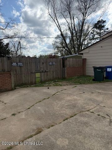 425 W Chulahoma Avenue, Holly Springs, MS 38635