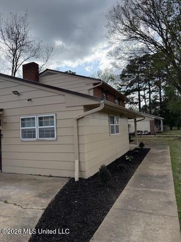 425 W Chulahoma Avenue, Holly Springs, MS 38635