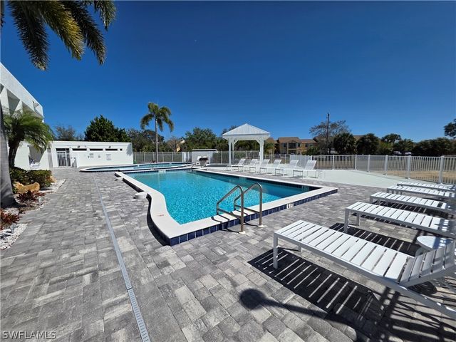 142 Santa Clara DR 5, Naples, FL 34104