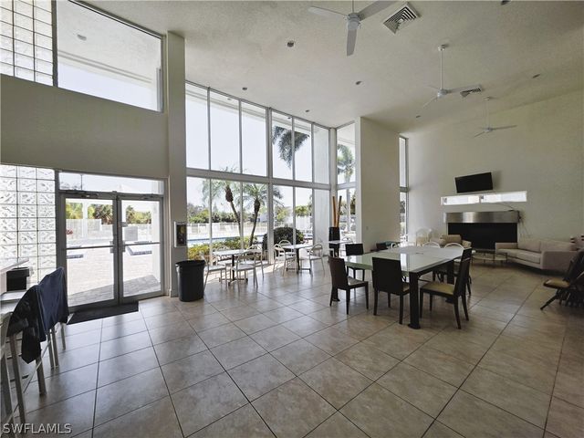 142 Santa Clara DR 5, Naples, FL 34104