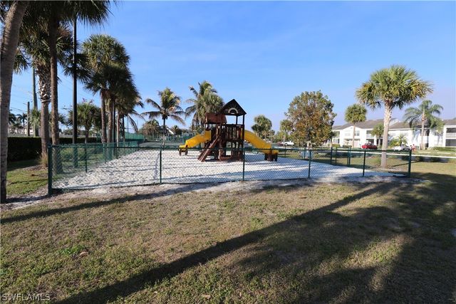 142 Santa Clara DR 5, Naples, FL 34104