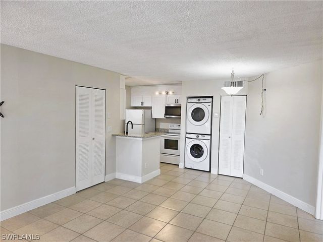 142 Santa Clara DR 5, Naples, FL 34104